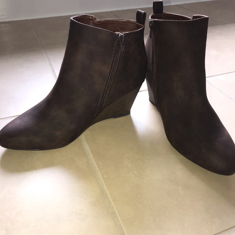 Brown boots with wedge